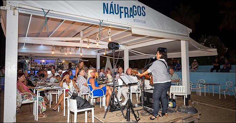 Inma Serrano ofreció un concierto extraordinario por sus 30 años de carrera en Náufragos Beach
