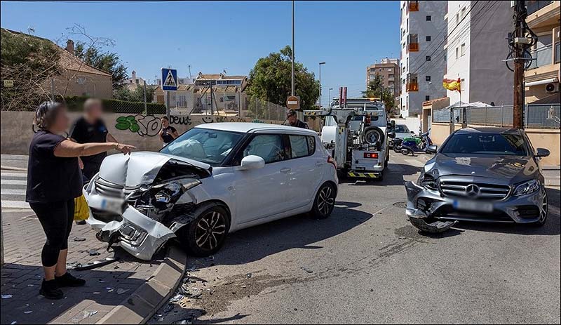 Aparatoso accidente en la urbanización Nueva Torrevieja