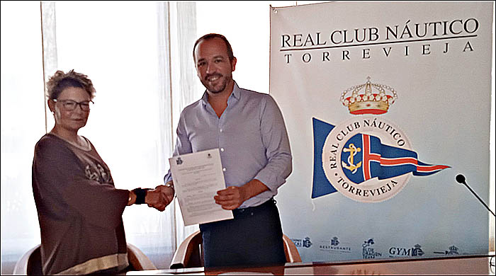 El Real Club Náutico Torrevieja y Asimepp se unen y firman un convenio para entrenar en dragón boat y ayudar a hacer frente a la fibromialgia