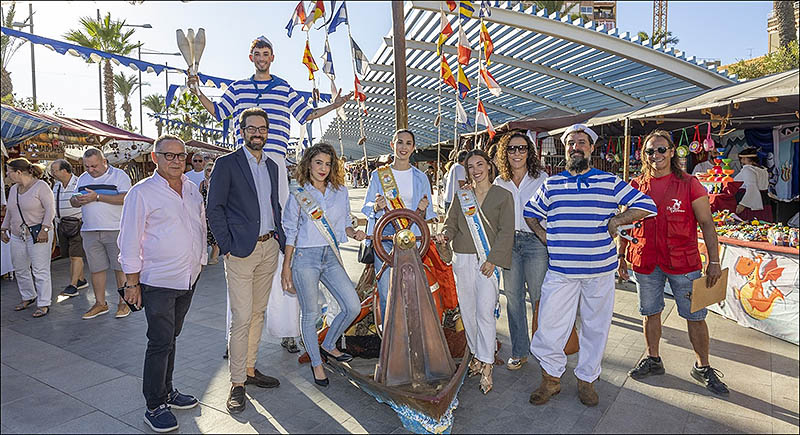El Mercado Marinero recibió a cientos de personas en su día de apertura