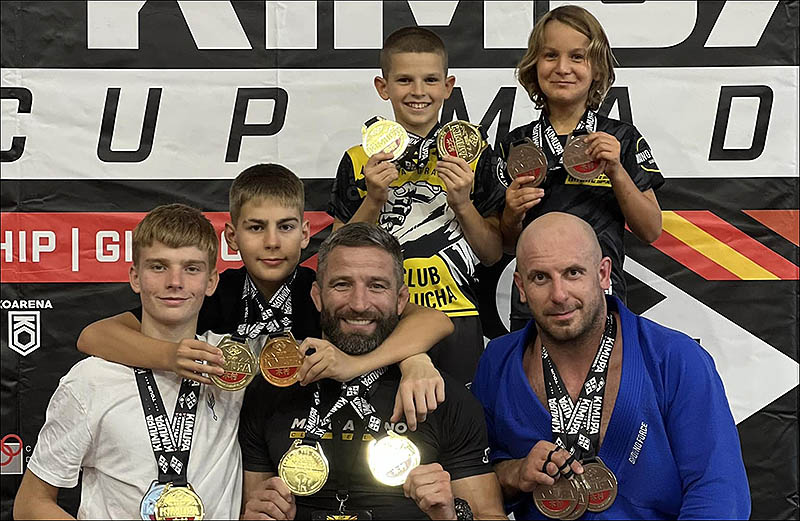 El Club de lucha “Mano a mano”, consigue 13 medallas en Madrid