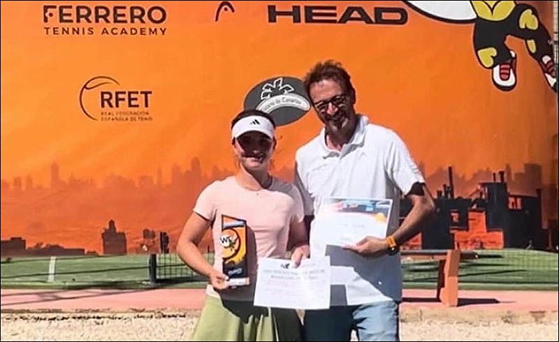 Ana Alcobas del Club de tenis Torrevieja, Campeona del máster nacional del circuito TDC sub-16 y subcampeona del máster nacional del circuito TTK sub-16.