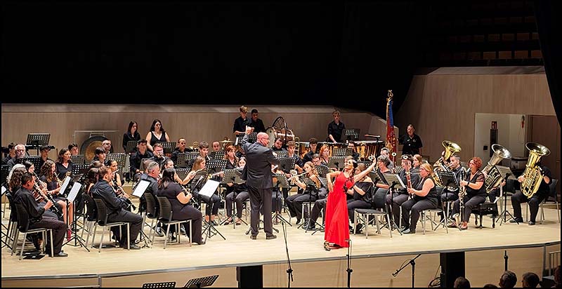 La Unión Musical Torrevejense  y  la Sociedad Musical La Paz de Sant Joan dieron un espectacular concierto conjunto en el Auditorio Internacional