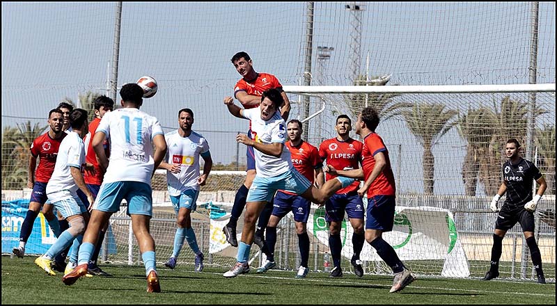 Fútbol: El SC Torrevieja cosecha su primera derrota en liga Comunitat ante el Tavernes por 0-1.