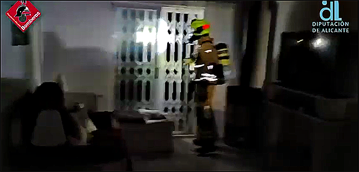 Los Bomberos de  Torrevieja sofocan el incendio de una vivienda en Pilar de la Horadada