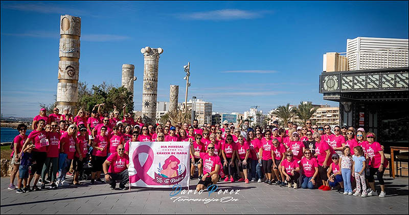 El paseo marítimo se tiñó de rosa con la IX Marcha por la lucha contra el cáncer de mama 