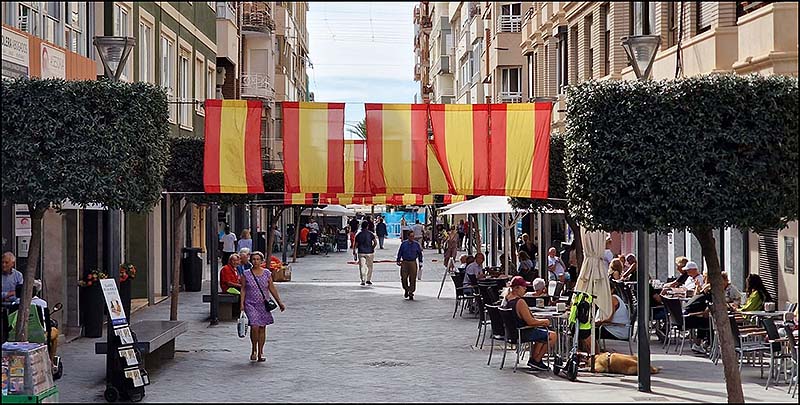 Torrevieja se engalana para celebrar mañana el Día de la Fiesta Nacional y la Patrona de la Guardia Civil