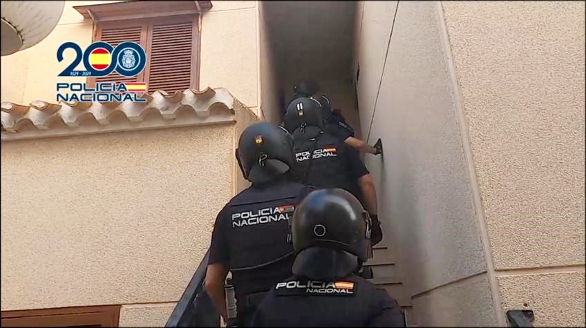 La Policía Nacional desarticula en Torrevieja y Orihuela una red criminal por estafar más de 5.000.000 de euros suplantando páginas web de productos electrónicos de alta gama