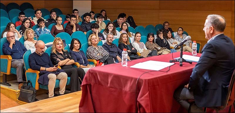 Con una charla del Coronel Armando Bernabéu dio inicio de la Semana de Santa Cecilia en el Conservatorio de Torrevieja