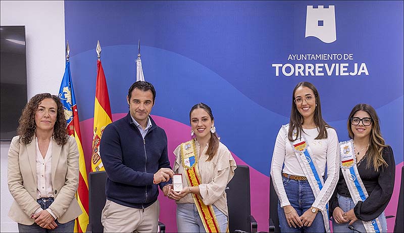 Nuria Martí de Oro, Ana Vidal Martínez e Inés Martínez Conesa, reciben los distintivos de la Corte Salinera