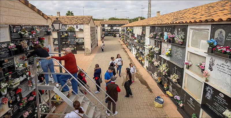 Torrevieja dedicó ayer el Día de Todos los Santos al recuerdo de los que nos dejaron para siempre