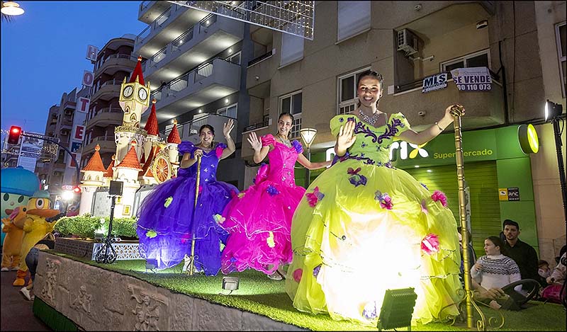 Un desfile de cuento Disney tomó las calles de Torrevieja para disfrute de los más pequeños