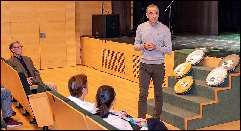 Gran asistencia para tratar la lucha de culturas en el filme «El último samurái», dentro del Programa “Cinecritico” de la UNED Torrevieja