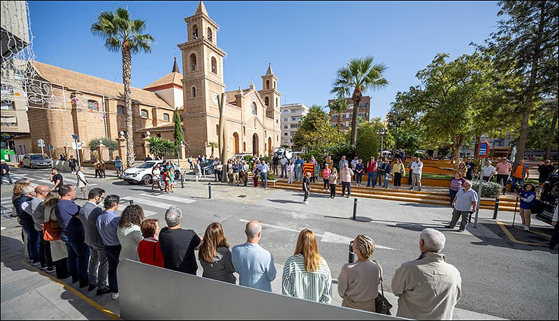 Torrevieja guardó cinco minutos de silencio por las víctimas de la Dana
