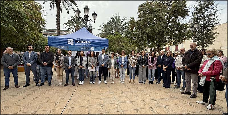Con la lectura del manifiesto Torrevieja se unió al “Día internacional de la eliminación de la violencia contra la mujer”