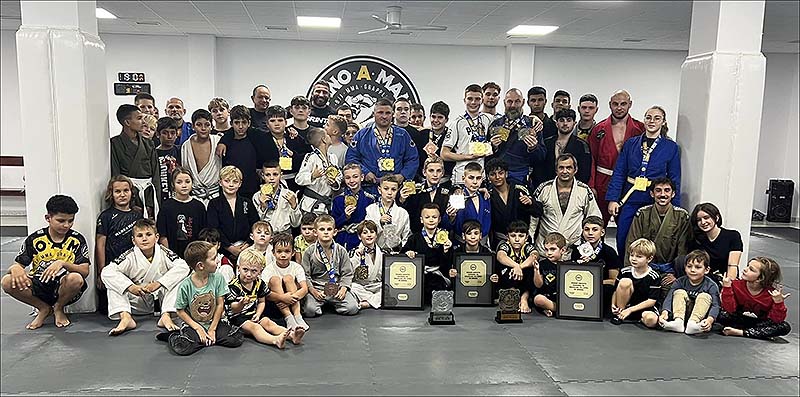 El Club de lucha “Mano a mano” de Torrevieja consiguió 44 medallas en Valencia