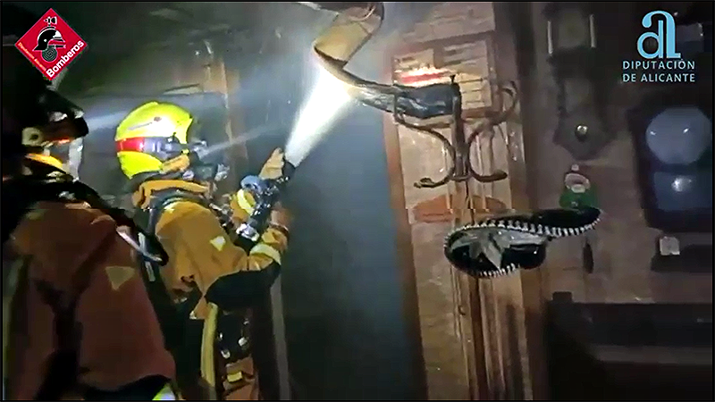 Los bomberos extinguen un incendio en el garaje de una vivienda de Torrevieja