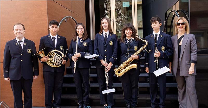 Cinco nuevos músicos entraron ayer a formar parte de La Unión Musical Torrevejense a ritmo de marchas y pasodobles