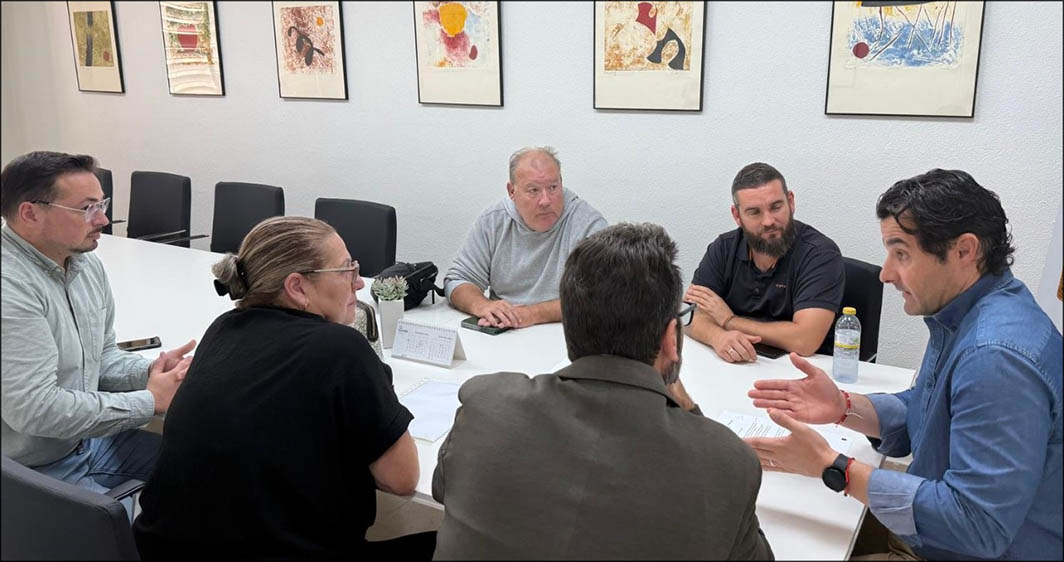 El alcalde informa a los sectores productivos y vecinos de la zona del puerto de todas las actuaciones que se están realizando y las que están en proceso de comenzar