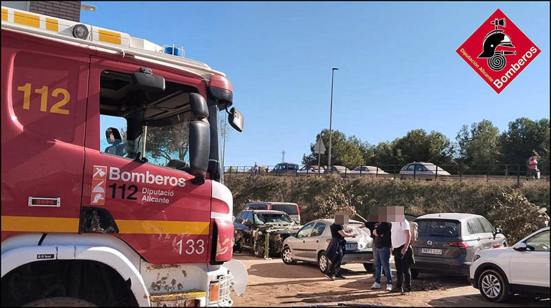 Ocho dotaciones de bomberos entre ellas una procedente de Torrevieja, continúan en la zona cero de la Dana en Valencia