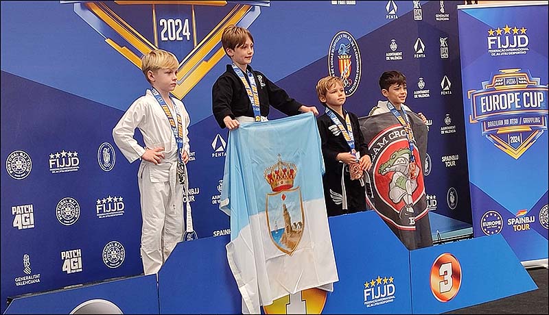 La bandera de Torrevieja ondeó en el pódium del Campeonato Europeo de Jiu-Jitsu 2024, celebrado en el Palacio Velódromo Lluís Puig de Valencia