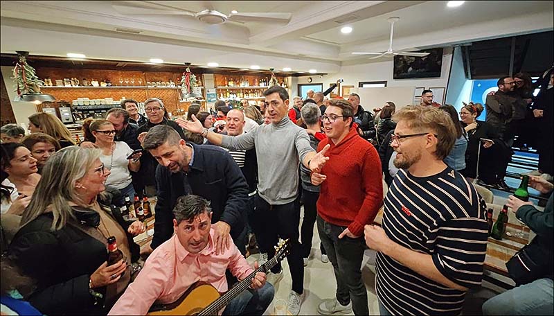 Se renovó una vez más la tradición de las habaneras en el “Mediterráneo” en  la tarde de Nochebuena