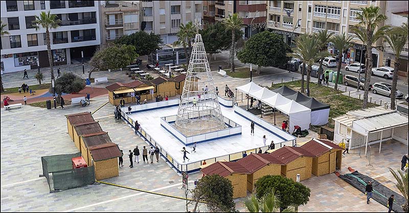 Desde ayer se puede disfrutar del patinaje sobre hielo en La Mata