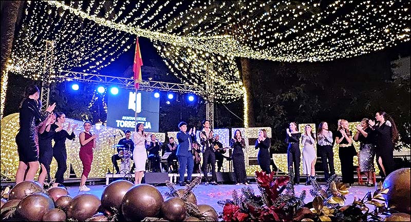 La “Zambomba Flamenca”, llenó la plaza de la Constitución de la alegría navideña