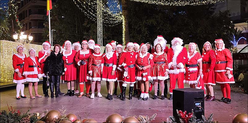 El escenario de la Plaza de la Constitución recibió a Papá y Mamá Noel procedentes de La Mata
