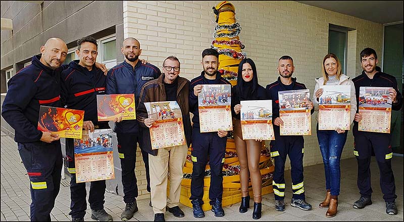 Los bomberos de Torrevieja recibieron el calendario de Apanee 2025