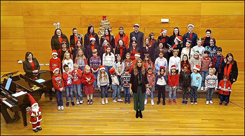 Los alumnos de la Escuela Coral nos brindaron su Concierto de Navidad