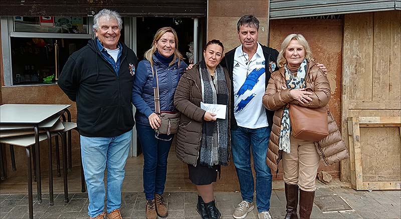 Representantes de la Cofradía de la Cena y el equipo Blue Dragón del RCNT de desplazaron a Paiporta para entregar una donación