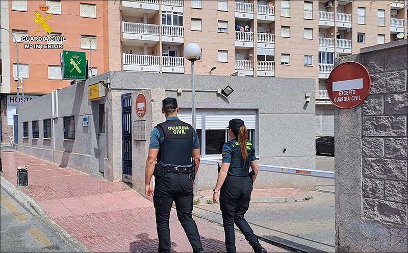 La Guardia Civil de Torrevieja auxilia a un hombre con una grave herida en el brazo