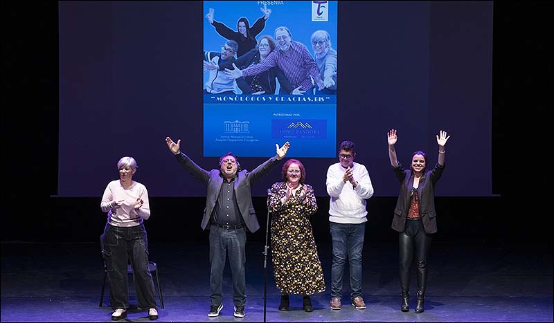 El Grupo de Teatro “Thalía” divirtió con sus disparatados monólogos contra la tristeza a un público entregado