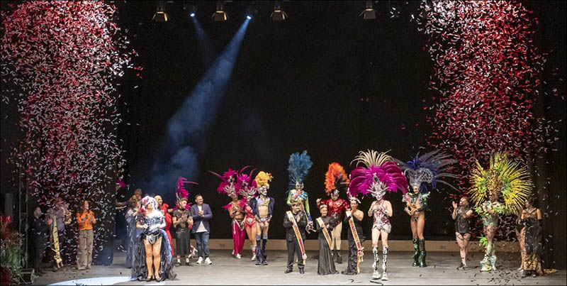 Torrevieja coronó a Drag “Ona” de Yecla, como Reina Drag del Carnaval 2025