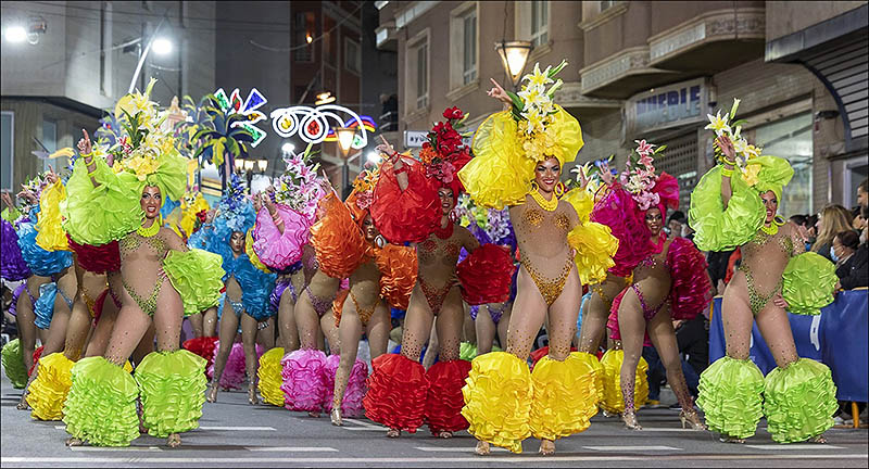 El gran desfile de carnaval nos dejó un espectáculo incomparable de color y fantasía