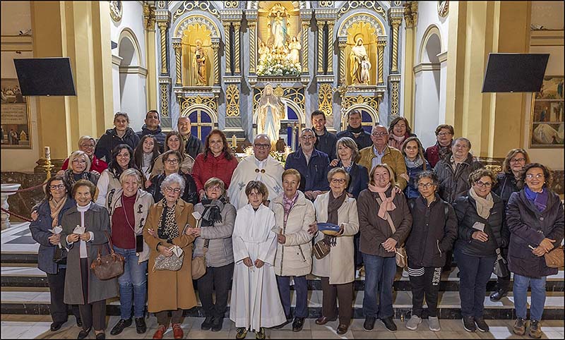 Centenares de personas celebraron en las calles la procesión de la Virgen de Lourdes