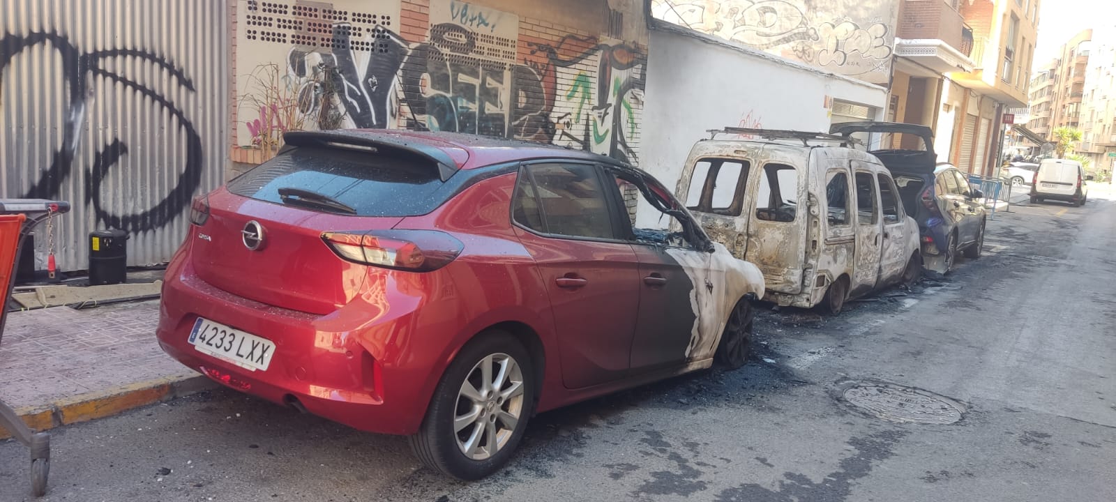 Dos vehículos quedan calcinados, frente al edificio ocupado de la calle Ulpiano