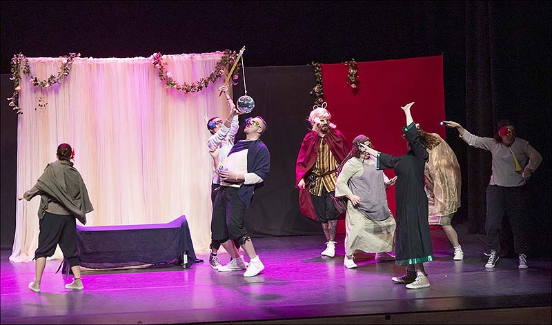 “Desmontando a Shakespeare”, una original puesta en escena en la segunda jornada del V Concurso Nacional de Teatro Aficionado