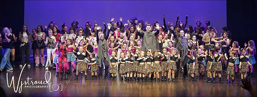 La Escuela de Baile Payás presentó un año más sus coreografías de competición en el espectáculo “Bailamos”