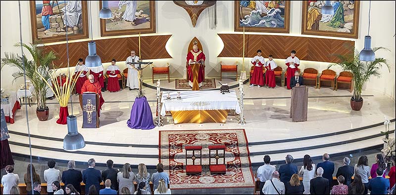 Solemne Misa de Domingo de Ramos, acompañada de un coro de voces internacional