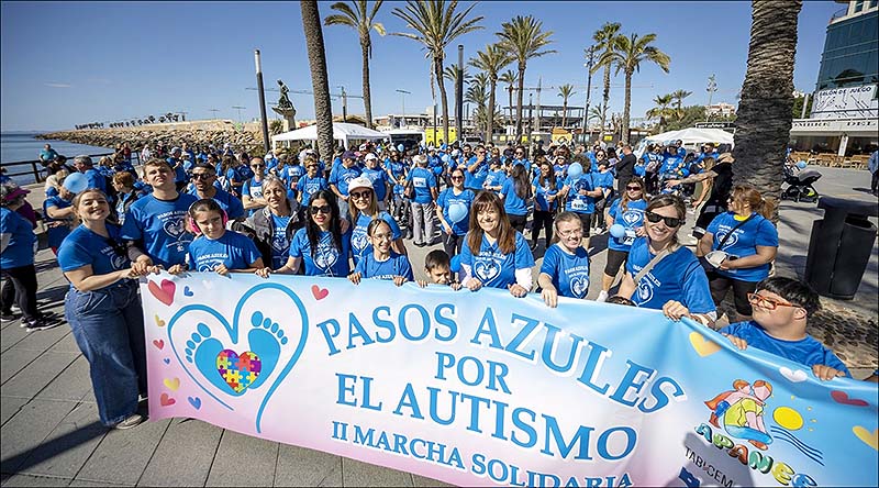 El Paseo Marítimo se tiñó de azul en la en la II Marcha Solidaria por el Autismo