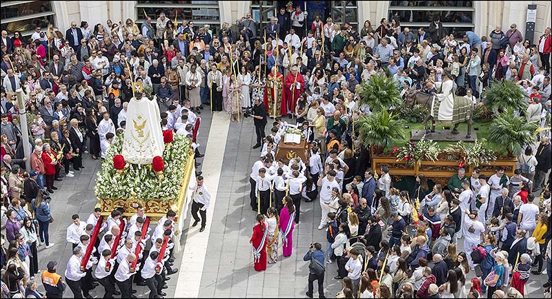 Una multitudinaria procesión de las Palmas, abrió la Semana Santa de Torrevieja