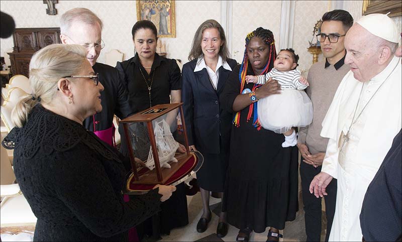 La presidenta de Asila Mª Nubia Salazar, nos recuerda que el Papa Francisco recibió un Barco de Sal de Torrevieja