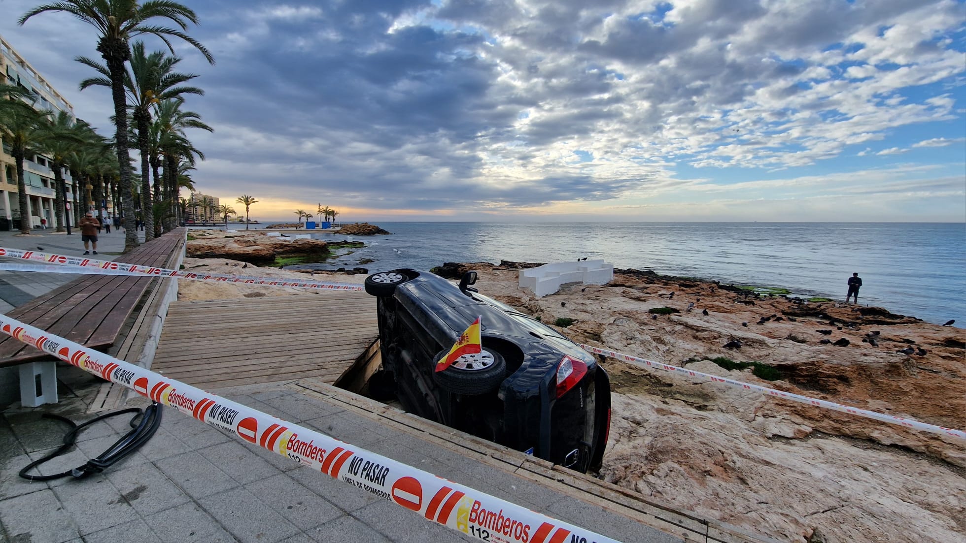Un automóvil cae a la zona rocosa del Paseo Marítimo