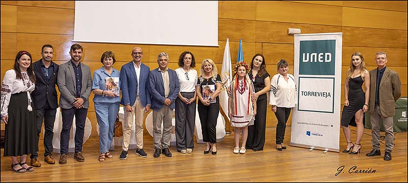 Presentado el primer manual de español para ucranianos, publicado por el Aula de la UNED de Torrevieja