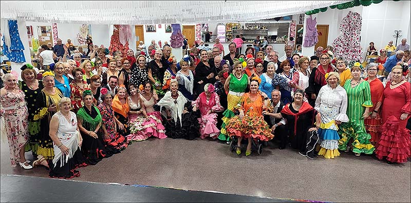 Los vestidos de volantes y las castañuelas llenan de sabor andaluz el Centro Polivalente de La  Mata