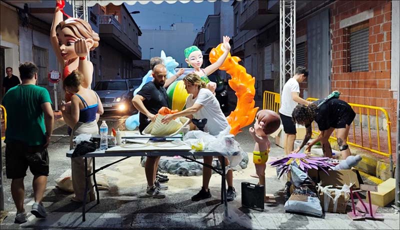 La lluvia no apaga el fuego festivo en Torrevieja: las “plantá” de las Hogueras resisten el chaparrón