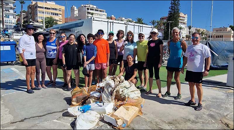 El Real Club Náutico Torrevieja celebra una jornada de limpieza marina en kayak