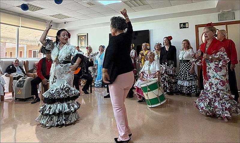El coro Brisa del Sur lleva alegría, música y emoción a los mayores en un homenaje lleno de primavera y cariño